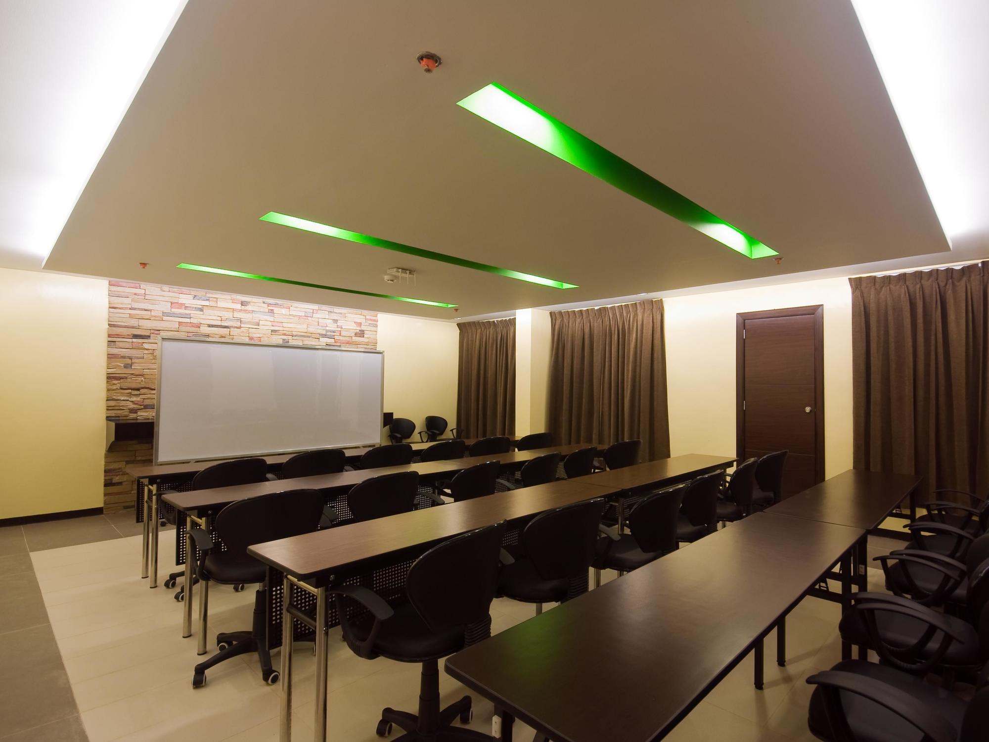 Go Hotels Puerto Princesa Exterior photo